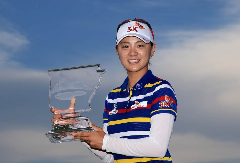 崔罗莲在赛场凝神准备击球，眼神专注，姿态平衡而稳定