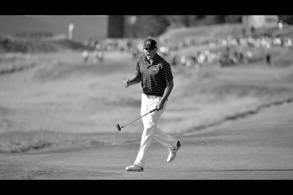 第16洞果岭,斯皮思推进关键小鸟推后,紧握双拳,兴奋之情溢于言表