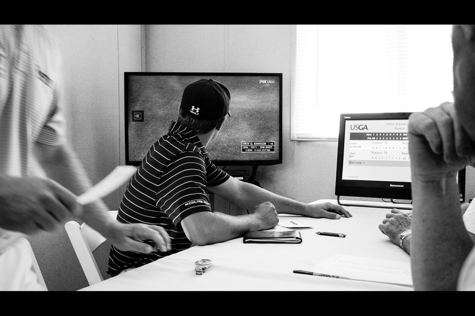 记分处内,斯皮思全神贯注紧盯屏幕,等待对手最后一推决定冠军归属