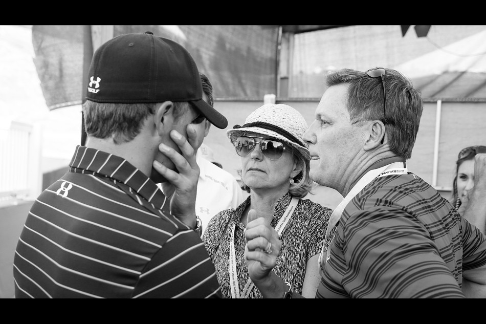 斯皮思庆祝时,身后看台上热情的粉丝们同样激动万分,高举双手欢呼雀跃