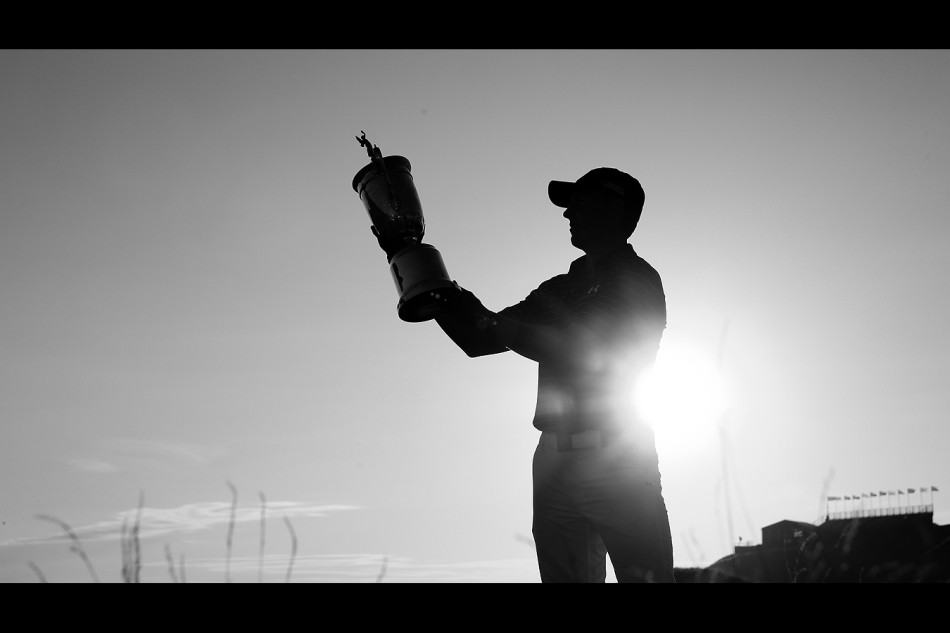 斯皮思走到场边,愉悦地与簇拥在围绳旁的球迷们击掌庆祝