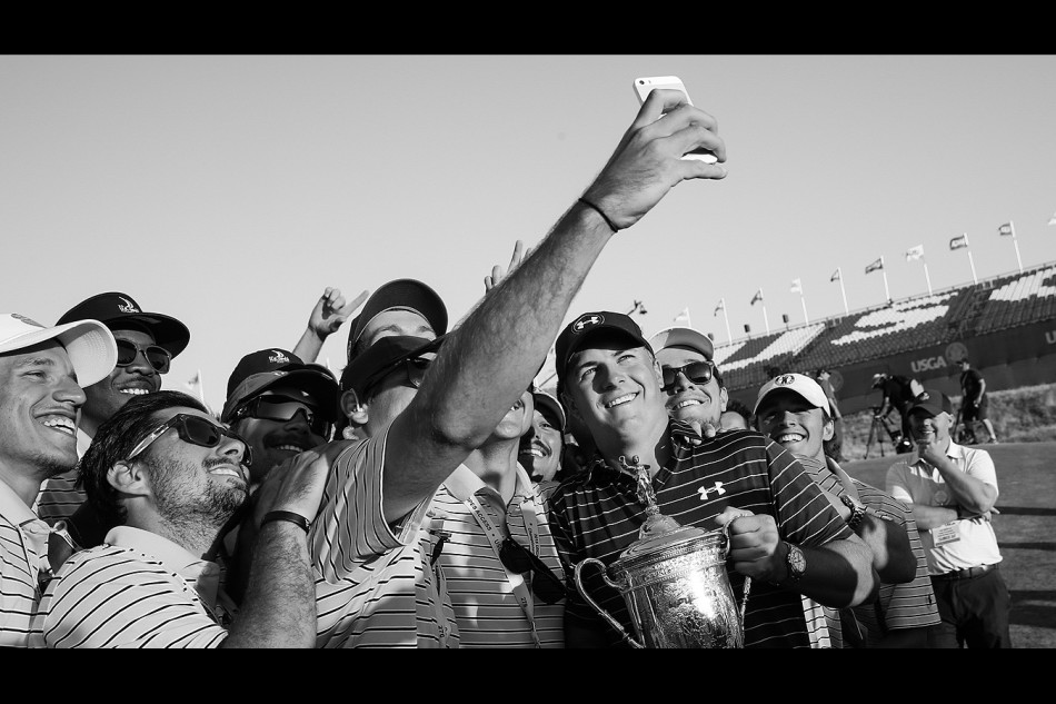 斯皮思与父母紧紧相拥,分享夺冠的无比喜悦与荣光