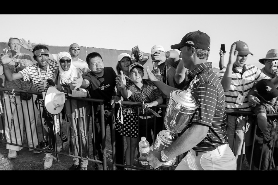 斯皮思手持冠军奖杯,亲切地与看台上热情的粉丝们微笑合影