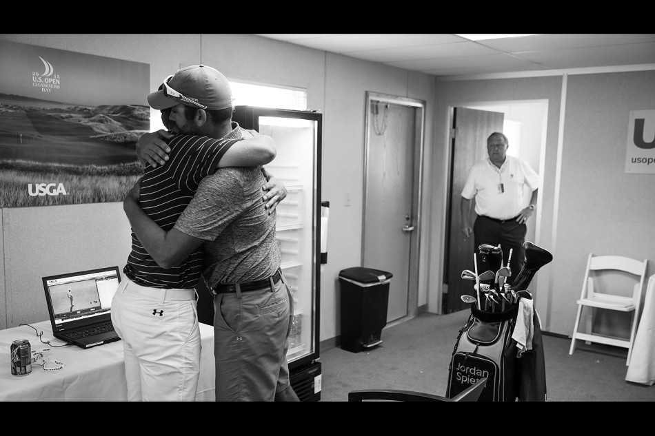 斯皮思张开双臂,与并肩作战的球童激动相拥,庆祝这来之不易的胜利