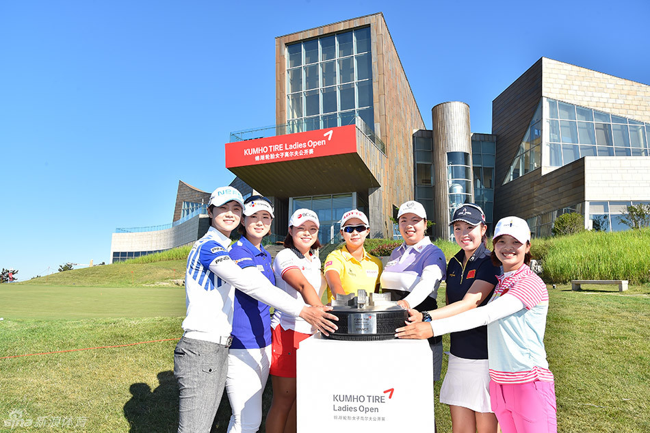 中国高尔夫大满贯第一人冯珊珊在威海阳光下自信挥杆，姿态优雅而充满力量。