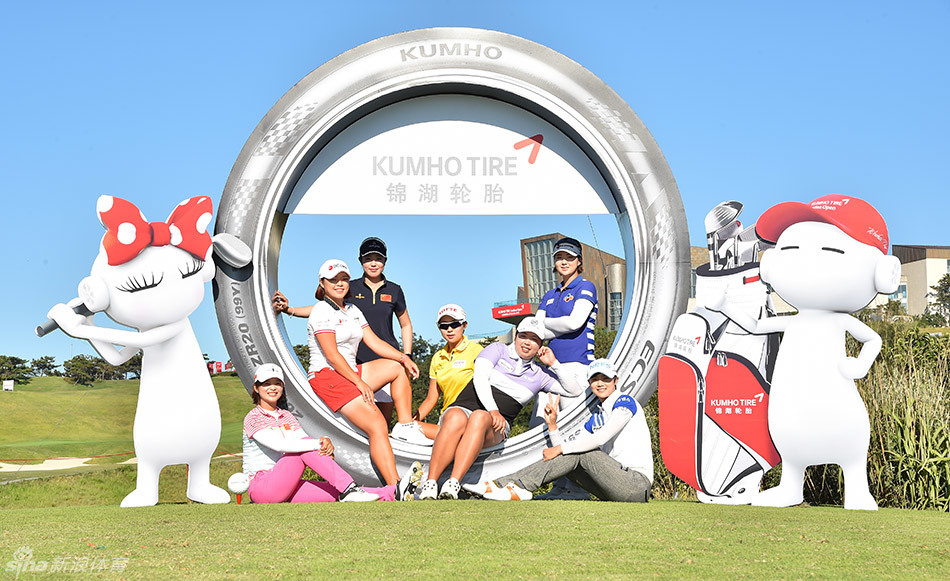 选手们在开球仪式上整齐列队，阳光洒在每个人洋溢着笑容的脸上，充满了对比赛的期待与友好竞赛的精神。