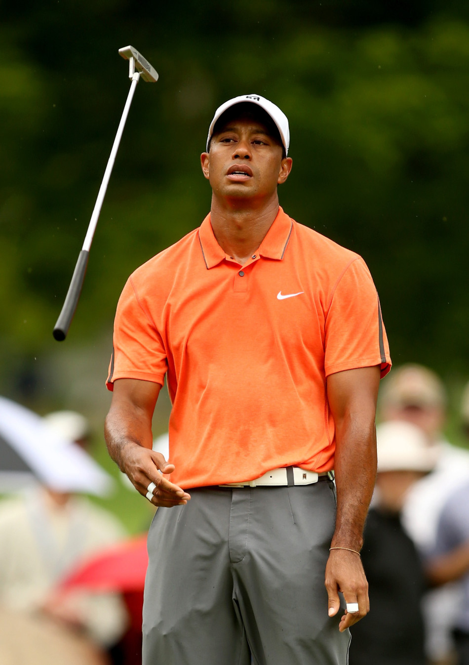 并列领先者布莱斯·莫德尔在球道上流畅挥杆,身姿挺拔自信,与背景中钱伯斯湾的广阔天地构成一幅充满活力的画面。