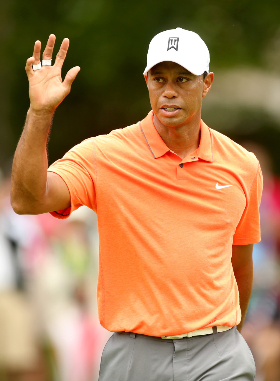 伍兹在果岭边俯身,聚精会神地查看推杆线路,他紧抿嘴唇,眼神锐利却难掩一丝疲惫,手中的推杆仿佛重若千钧。