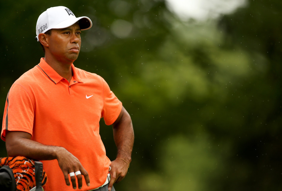 伍兹向球场周边的观众挥手致意,他试图展露笑容,但嘴角的弧度却透着一股挥之不去的苦涩与无奈。