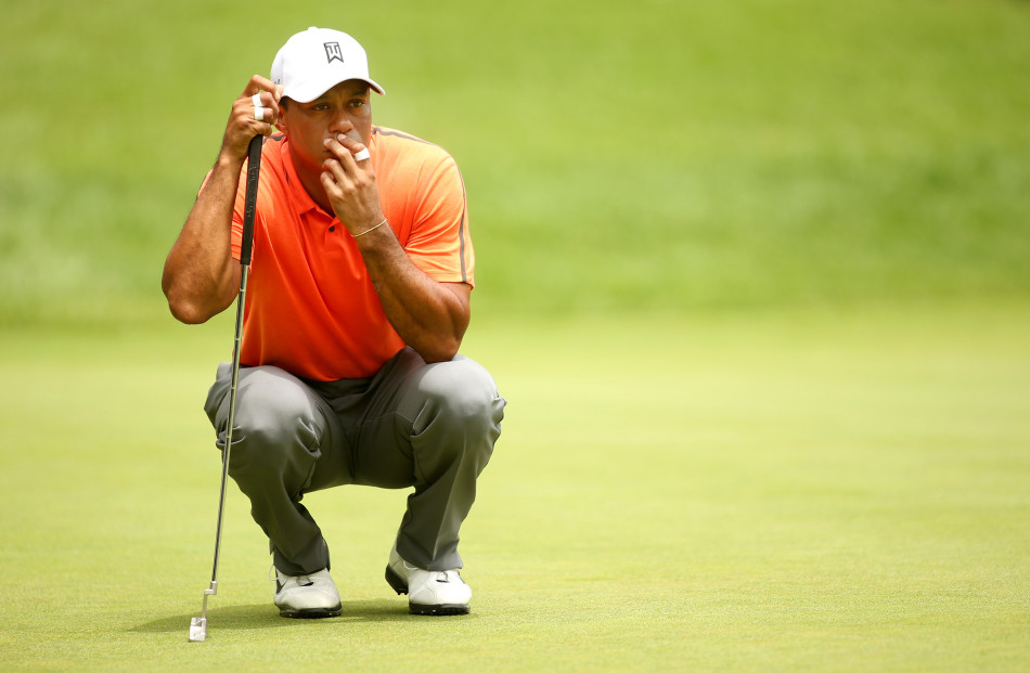 布莱斯·莫德尔在果岭上全神贯注地准备推杆,他半蹲身体,目光如炬地审视着草纹的每一丝起伏,果岭的坡度在他眼中清晰可辨。