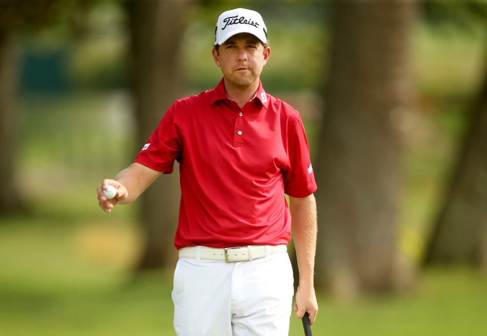 莫德尔完成一记关键推杆后,小球滚入洞杯,他紧握拳头振臂轻呼,脸上洋溢着属于胜利者的专注与激情。