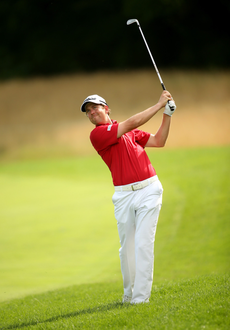 莫德尔在观众的注视下走过连接球道的步道,他神态自若,步履坚定,仿佛正在通往胜利的道路上从容前行。