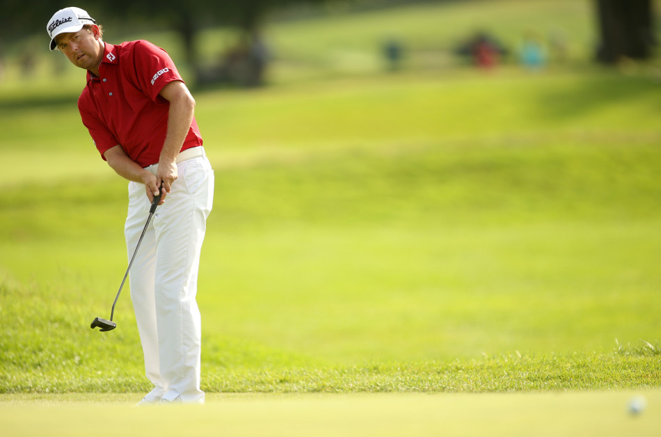 赛后,伍兹独自背着球包走向场边,他的身影在巨大的记分牌下显得格外孤独,记分牌上密密麻麻的数字仿佛诉说着一个时代的变迁。