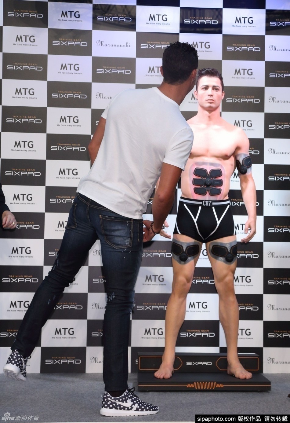 C罗帅气出席商业活动 高清图集 新浪网