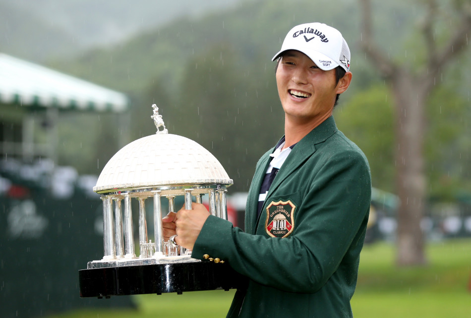 冠军推杆瞬间，李真明俯身紧盯小白球滚入洞杯