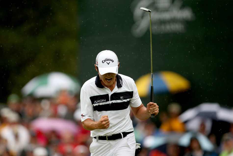 李真明在果岭上弯腰标记小球位置，神情专注认真