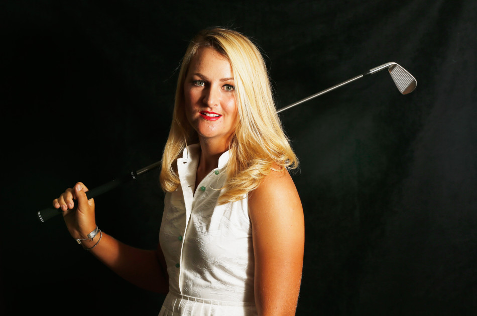 赛事观众聚集在果岭周围，屏息凝神地观看球员推击，氛围紧张而热烈。