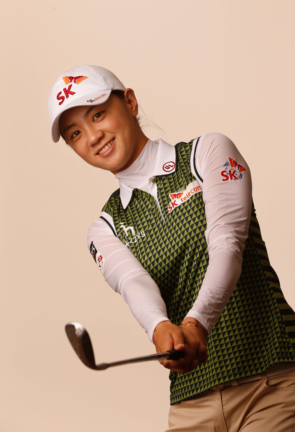 史黛西·路易斯在沙坑中沉着救球，展现出精湛的短杆技术和专注的神情。