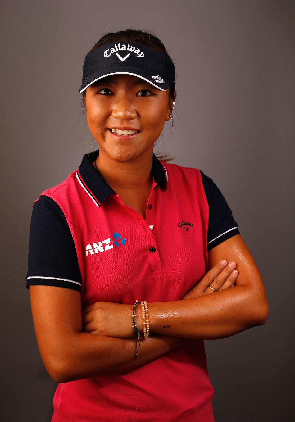 著名高尔夫女将安妮卡·索伦斯坦在比赛中优雅挥杆，目光坚定地望向球道远方。