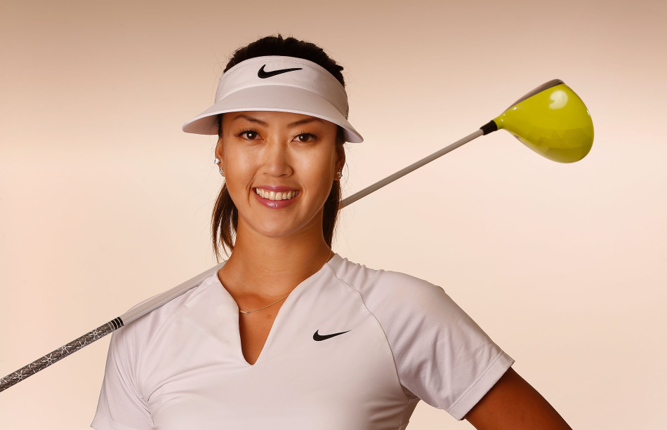 朴仁妃在比赛中优雅地进行推杆预备，果岭线条与她的身影构成一幅宁静而专注的画面。