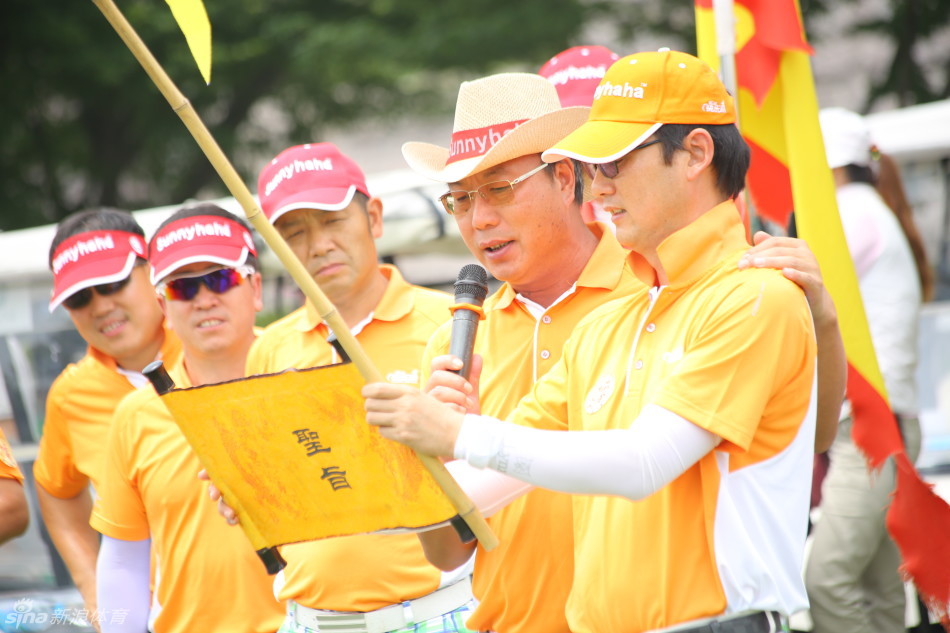 花木兰战队队长手持球杆，目光如炬面向全体队员进行庄严的出征宣誓