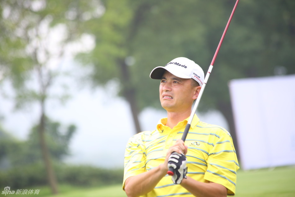 颁奖晚宴上获奖球员高举奖杯绽放灿烂笑容，璀璨灯光映照出收获的喜悦