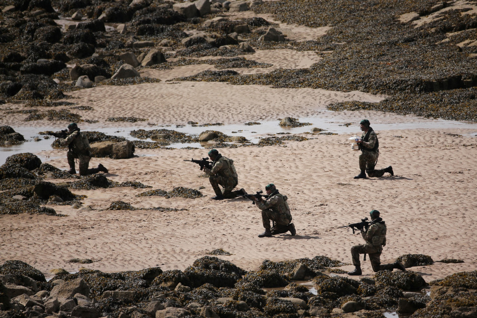 阳光穿透云层,照亮了特种兵坚毅的侧脸和怀中熠熠生辉的奖杯,远处是肃立观摩这一仪式的观众剪影。
