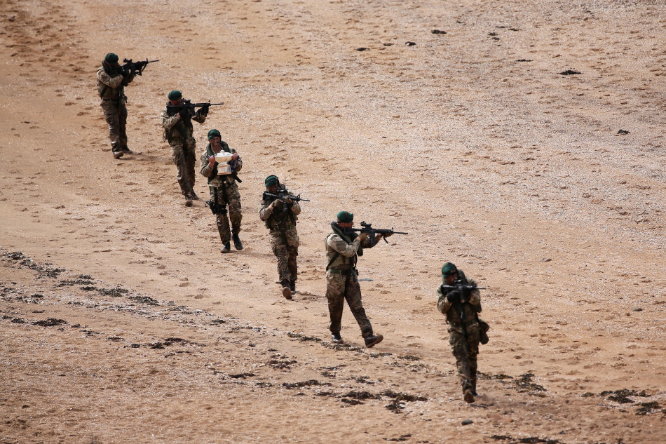 任务完成,特种兵们在沙滩上列队,他们的身影与广袤的海天融为一体,构成了力量与荣誉的静默篇章。