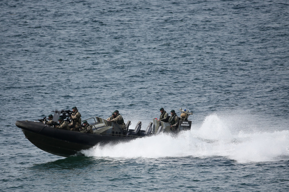 奖杯交接的历史性时刻,身着笔挺西装的工作人员从特种兵手中郑重接过奖杯,背景里可以看见皇家阿伯丁俱乐部标志性的会所。