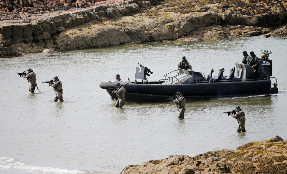 快艇冲上沙滩的瞬间,激起一片白色浪花,数名特种兵矫健地跃入浅水区,开始执行他们的特殊护航任务。