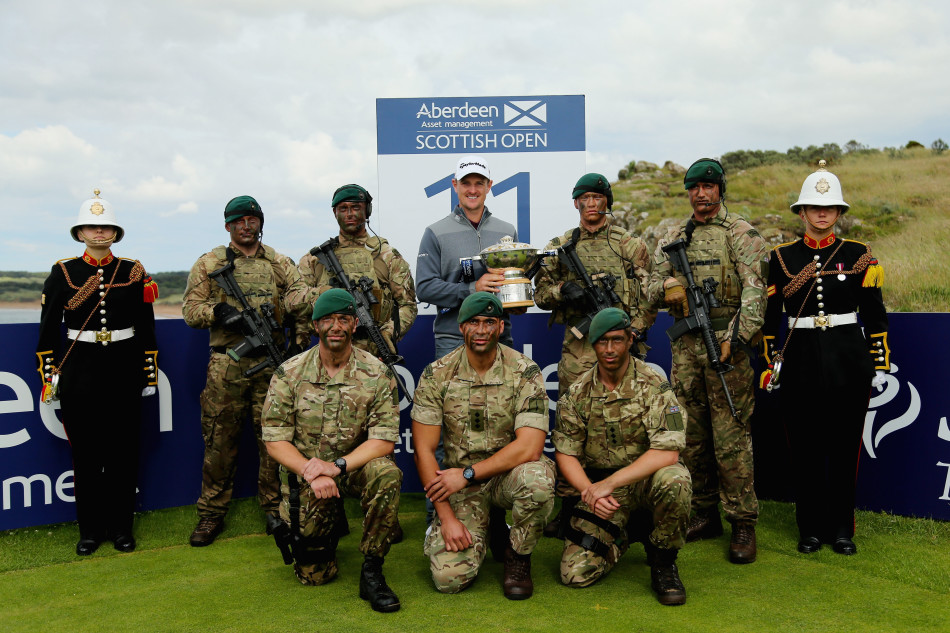皇家海军陆战队特种兵护送冠军奖杯
