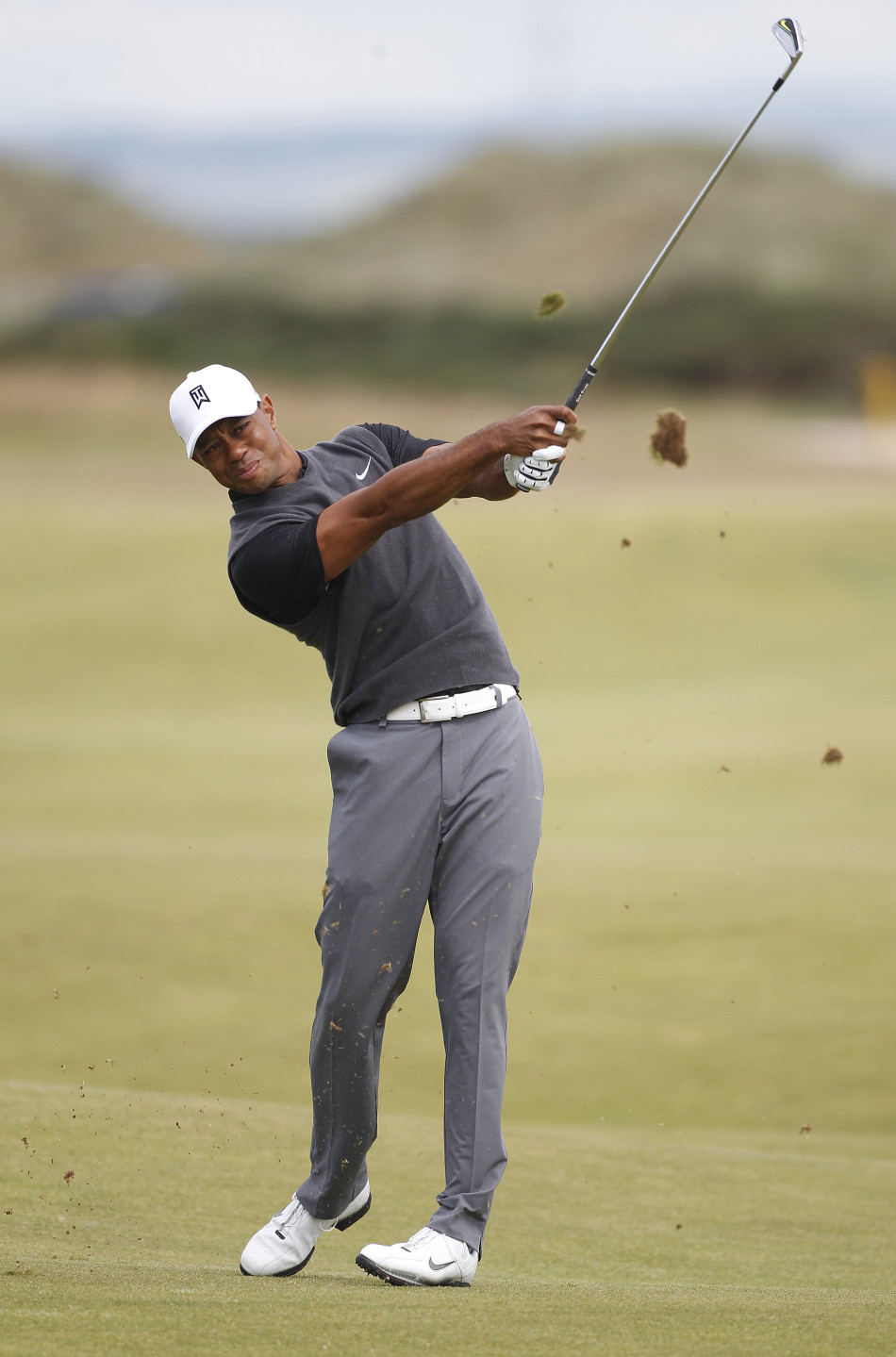 伍兹完成一记漂亮的挥杆后，脸上露出满意的灿烂笑容，阳光照亮他坚毅的侧脸与充满力量感的动作定格。