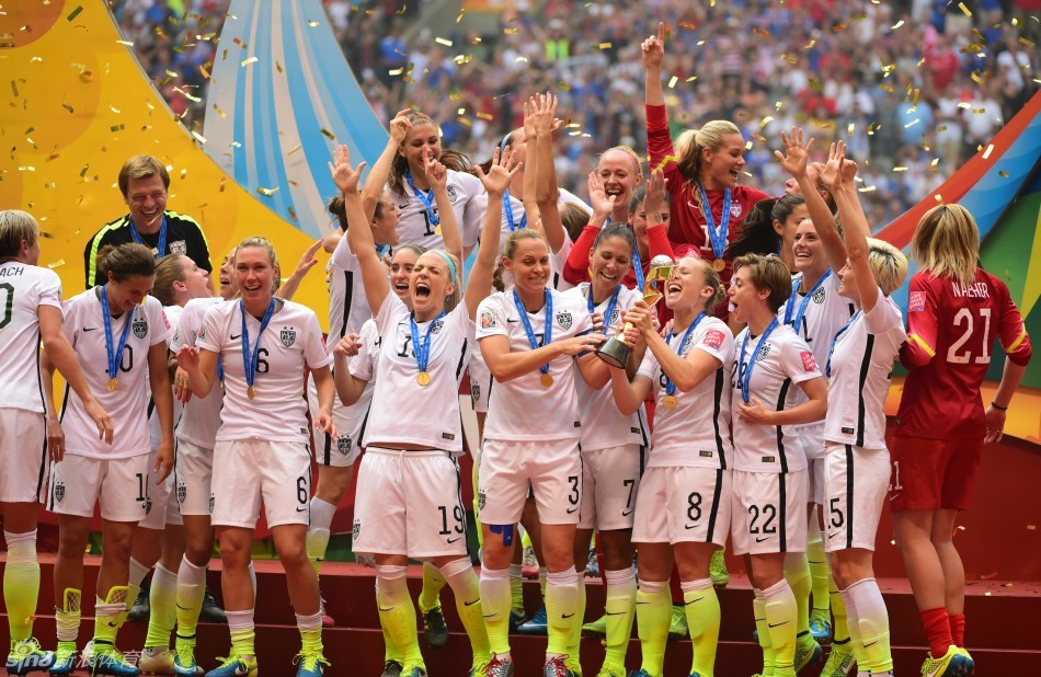 北京时间7月6日，女足世界杯，美国女足夺冠并参加颁奖礼。