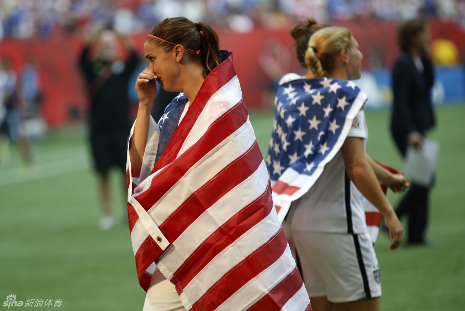 北京时间7月6日，女足世界杯，美国女足夺冠并参加颁奖礼。