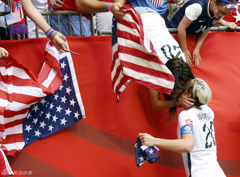 北京时间7月6日，女足世界杯，美国女足夺冠并参加颁奖礼。