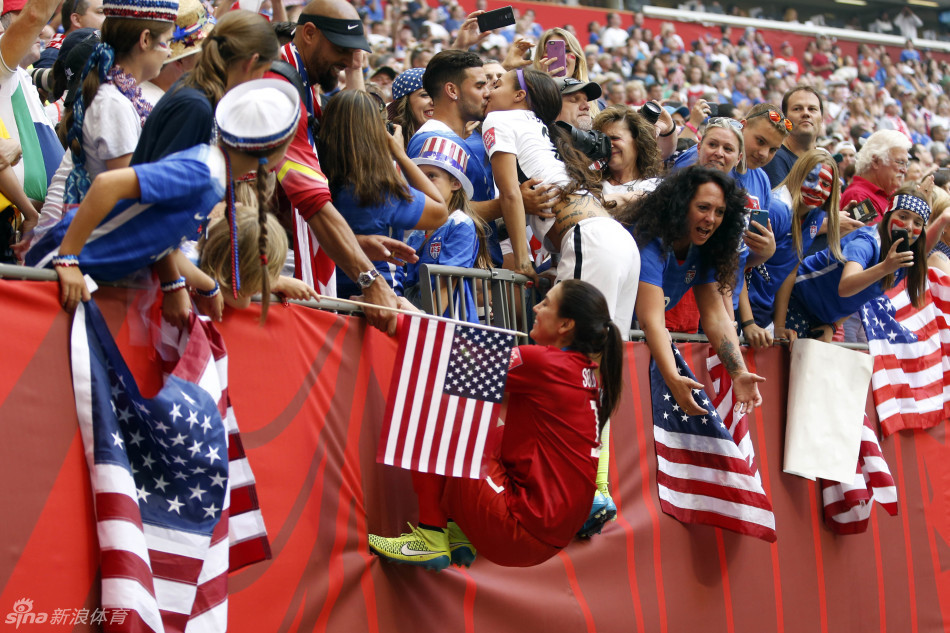 北京时间7月6日，女足世界杯，美国女足夺冠并参加颁奖礼。