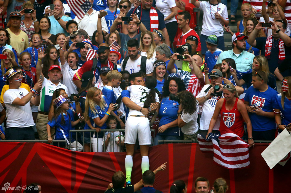 北京时间7月6日，女足世界杯，美国女足夺冠并参加颁奖礼。