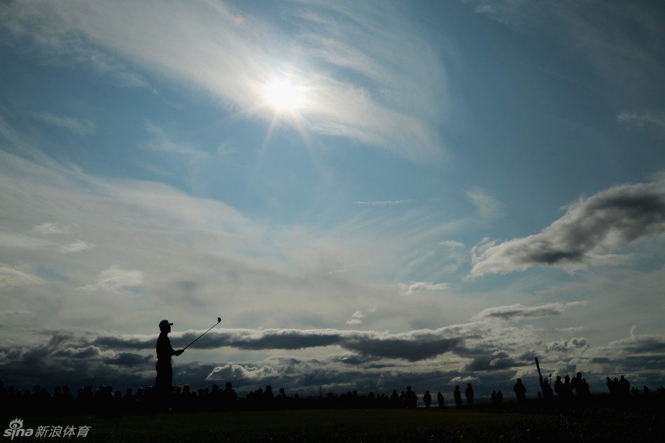 TPC锯齿草球场上空风云翻涌,预示着一场激战即将在变幻的天色下展开。