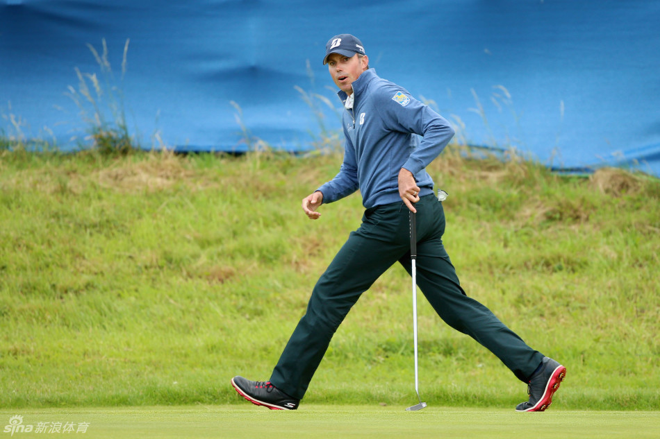 马克-库察尔凝神静气,在充满挑战的球道上准备关键一击,眼神中透露出冷静的计算与坚定的决心。