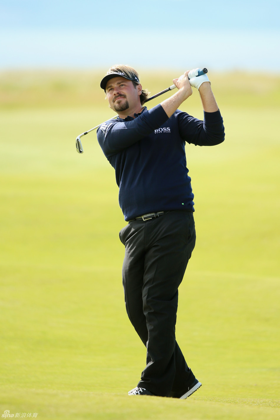 杜比森仰望天空,目光紧随小白球的飞行轨迹,专注评估着击球的效果与落点。