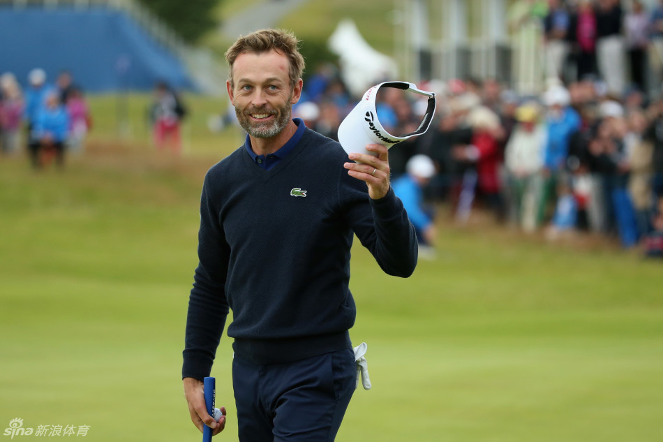 比赛结束后,杰奎琳完成18洞征程的瞬间,表情混合着疲惫与释然,是漫长竞技后的真实写照。