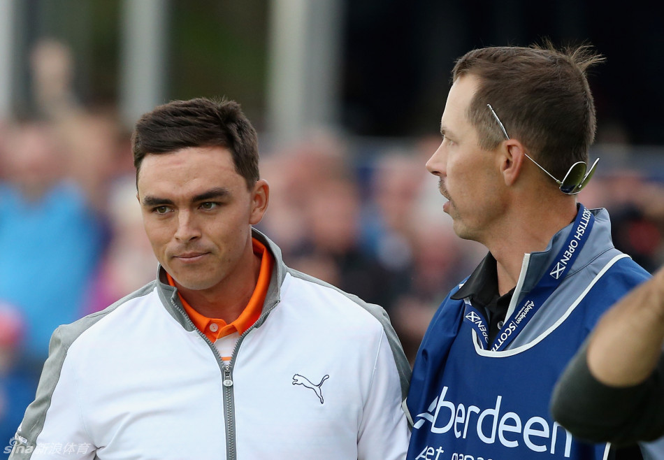 里奇-福勒与他的球童在赛场边默契同行,两人的背影诠释了这项运动中深厚的信任与伙伴关系。