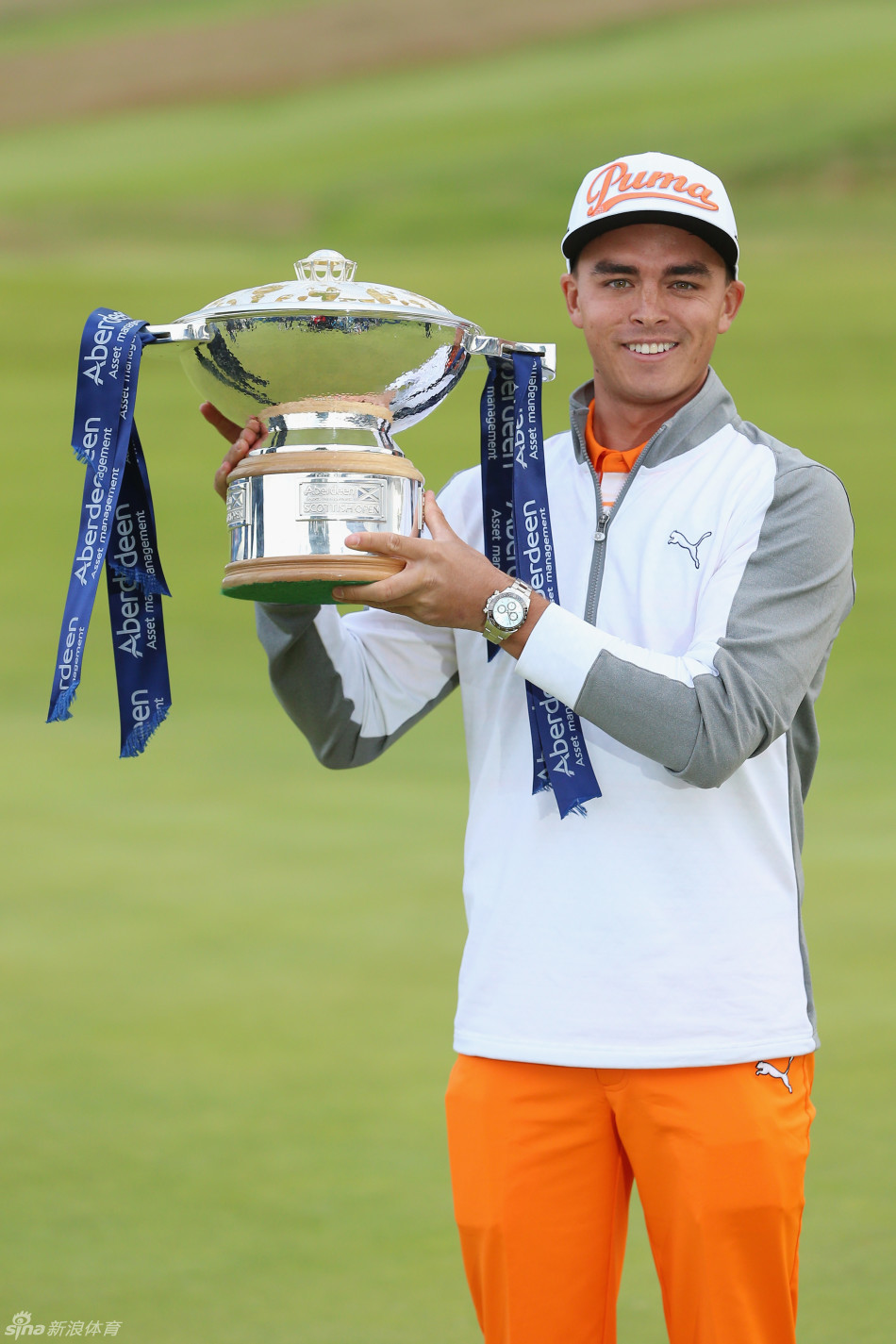 决赛后,福勒与对手在果岭上握手致意,并脱帽致敬,展现了高尔夫运动悠久的体育精神与传统礼仪。