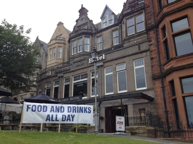 哈姆斯哈姆酒馆古朴的木质外墙，石砌墙基与深色窗棂在柔和光线下显得格外温暖亲切