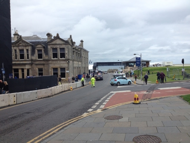 切开后露出雪白嫩滑鱼肉的里脊三明治特写，金黄酥脆的外皮与柔软内馅形成诱人对比