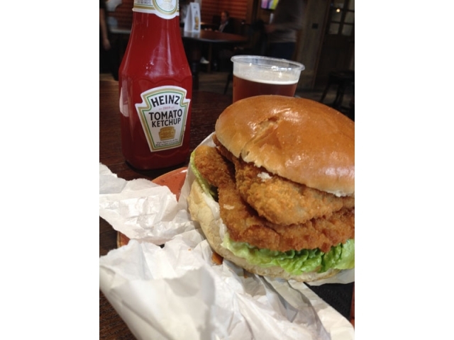 餐后空盘与半满的啤酒杯，营造出一种惬意满足的用餐尾声氛围