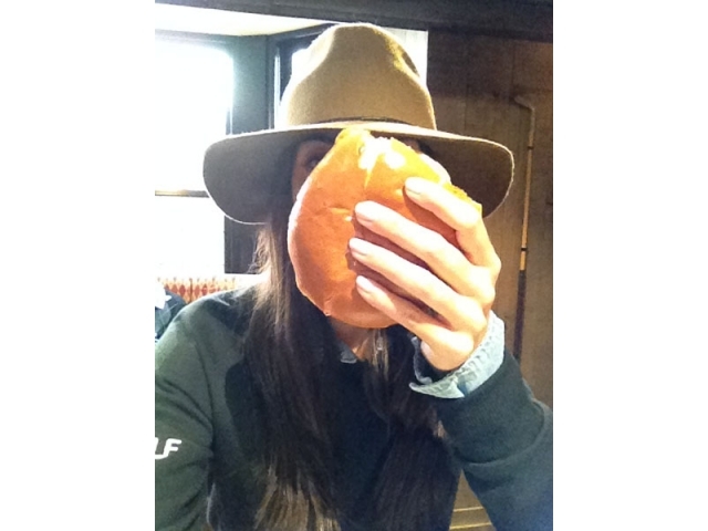 从酒馆内望向窗外，可见典型的苏格兰街道景色和远处隐约可见的老球场绿地