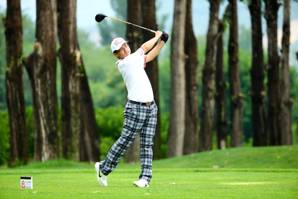 开球仪式上，嘉宾为比赛开出象征希望的第一球，白色小球在空中划出优美弧线。