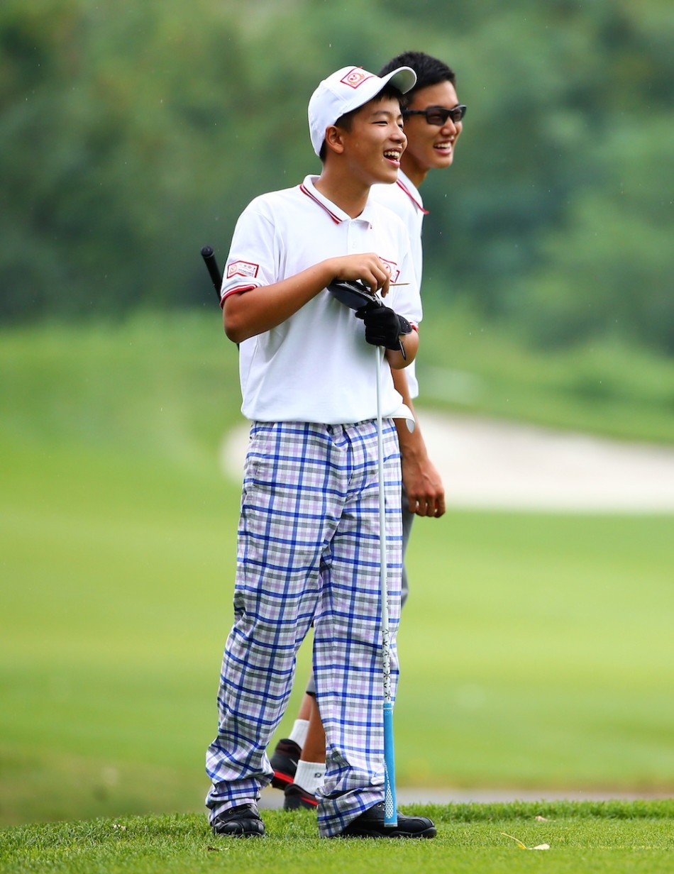 沈佳音在果岭边专注推杆，沉着冷静地审视草纹与线路，一击中的。