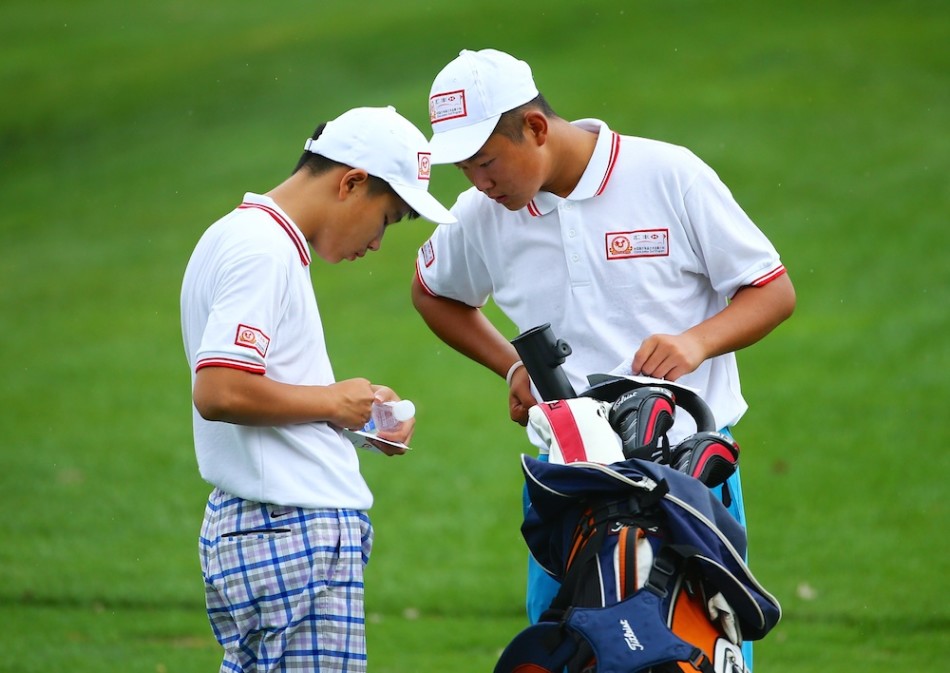 比赛间隙，两位好友开心击掌，分享竞赛的乐趣，脸上满是纯真笑容。